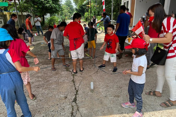 Meriahkan HUT ke-77 RI, Warga Cluster Acacia Depok Gelar Lomba Makan Kerupuk hingga Tenis Meja