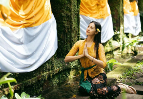 3 Gaya Anya Geraldine Pakai Kebaya ala Gadis Bali