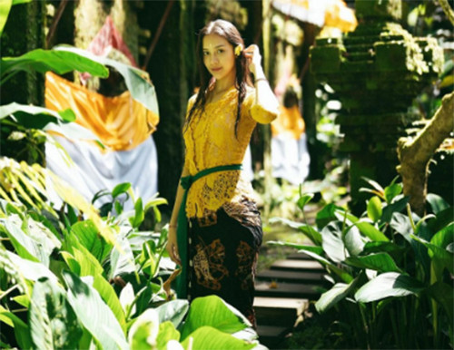 3 Gaya Anya Geraldine Pakai Kebaya ala Gadis Bali