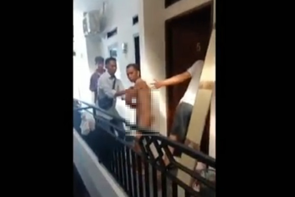 Mencekam! Detik-detik Pria Tanpa Baju Tusuk Wanita Malam Usai Bersetubuh