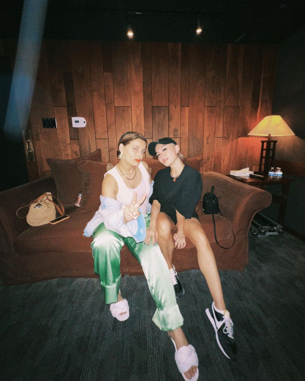 3 Potret Agnez Mo Bertemu Penyanyi Nelly Furtado, Akrab Banget