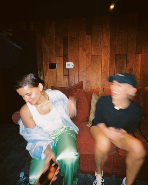 3 Potret Agnez Mo Bertemu Penyanyi Nelly Furtado, Akrab Banget
