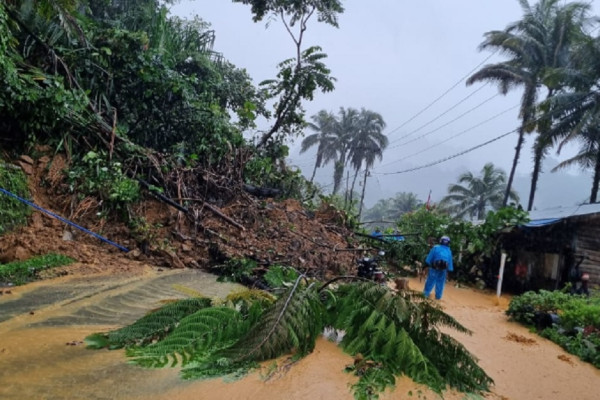 Akses Jalan Tertimbun Longsor, Kendaraan dari Solok ke Padang Dialihkan lewat Singkarak