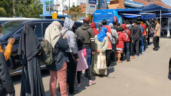 Rela Antre Panas-panasan, Ratusan Warga Antusias Tukar Uang Baru