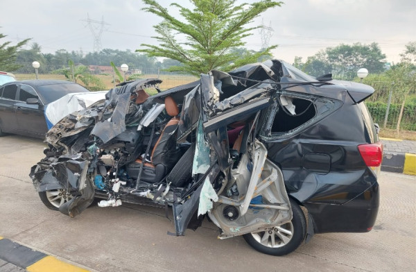 Penampakan Mobil Mantan Wamen PU Hermanto Dardak Usai Kecelakaan di Tol Pemalang-Batang