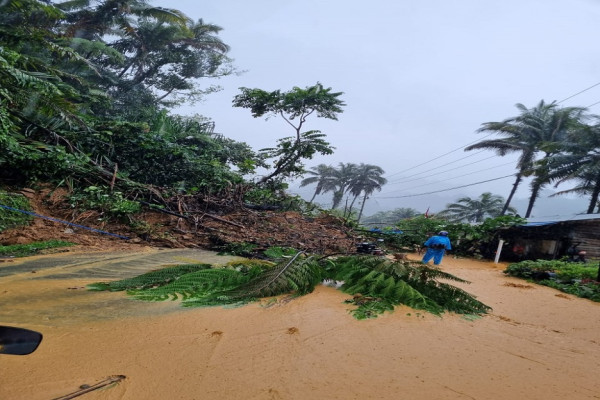 Dihantam Longsor, 2 Rumah Warga di Kota Padang Hancur