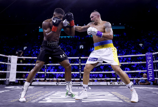 Sambil Berlutut, Anthony Joshua Akui Oleksandr Usyk sebagai Raja Kelas Berat