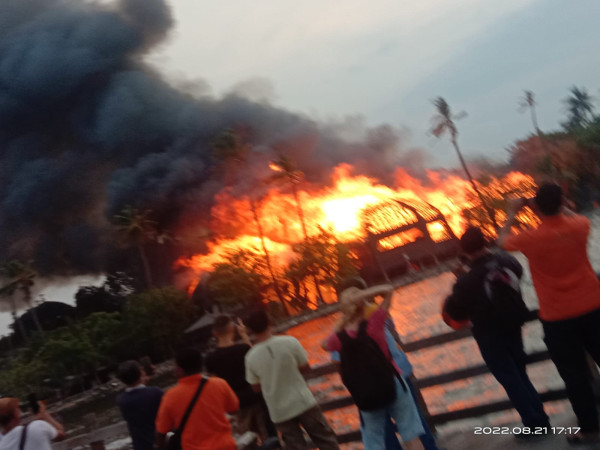 Penampakan Kebakaran Putri Duyung Cottage Ancol, Listrik Langsung Dipadamkan