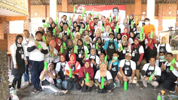 Bantu Buka Lapangan Kerja, Relawan Sandi Ajari Emak-emak Cara Buat Sabun Cuci Piring