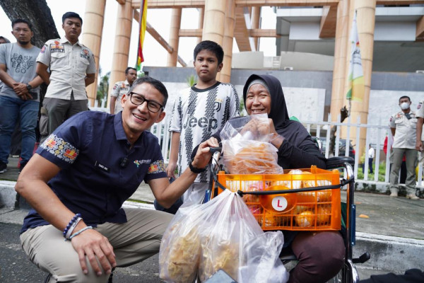 Terenyuh, Sandiaga Uno Beri Modal Usaha Penjual Keripik di Riau