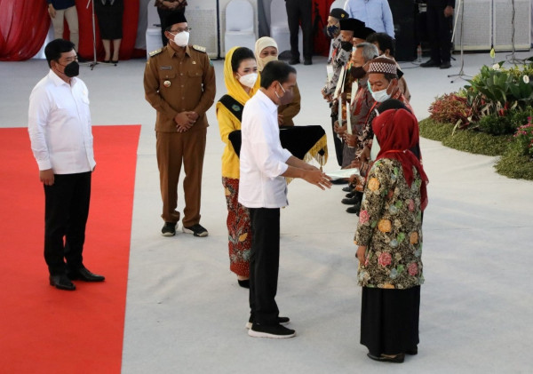 Dorong Stimulus Ekonomi, Jokowi Bagikan 3.000 Sertifikat Tanah Warga Jatim