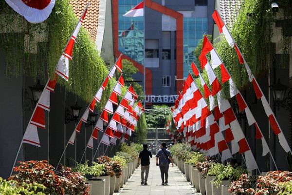 Kobarkan Semangat Kemerdekaan, Pemko Surabaya Bagikan 13.884 Bendera Merah Putih kepada Waga