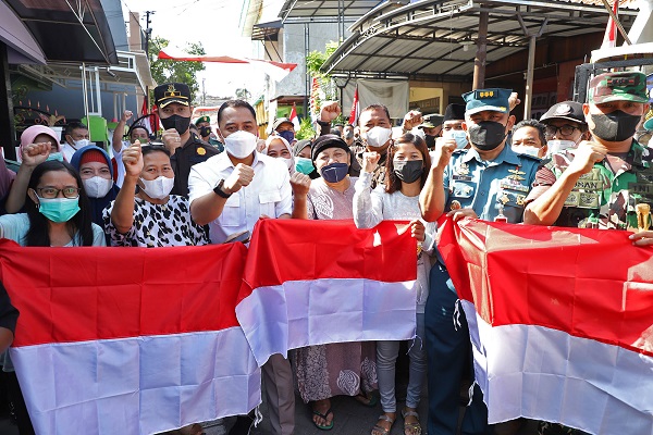 Kobarkan Semangat Kemerdekaan, Pemko Surabaya Bagikan 13.884 Bendera Merah Putih kepada Waga