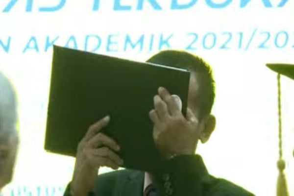Terima Ijazah Sarjana Putranya, Ayah Brigadir J Teteskan Air Mata
