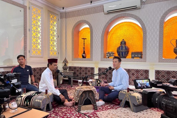 Duduk Bareng Ustadz Abdul Somad, Warganet Doakan Daniel Mananta Dapat Hidayah