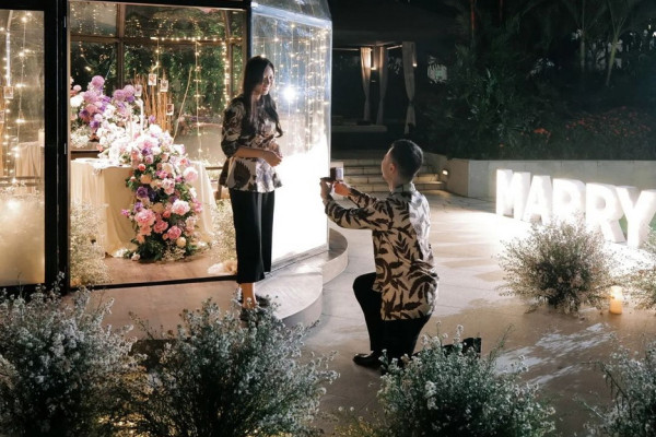 Dinner Romantis, Jess No Limit Pasangkan Cincin ke Jari Manis Sisca Kohl