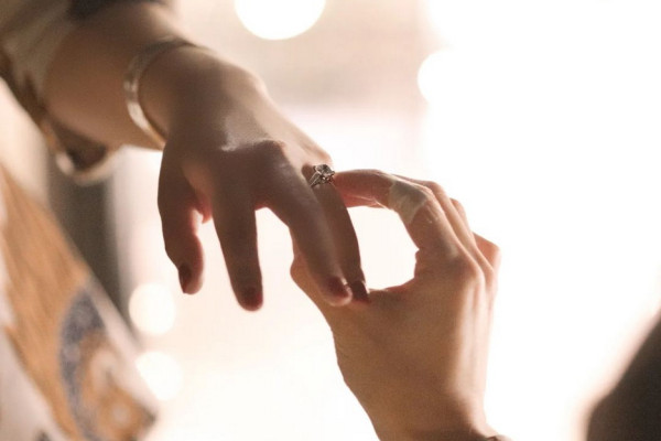 Dinner Romantis, Jess No Limit Pasangkan Cincin ke Jari Manis Sisca Kohl