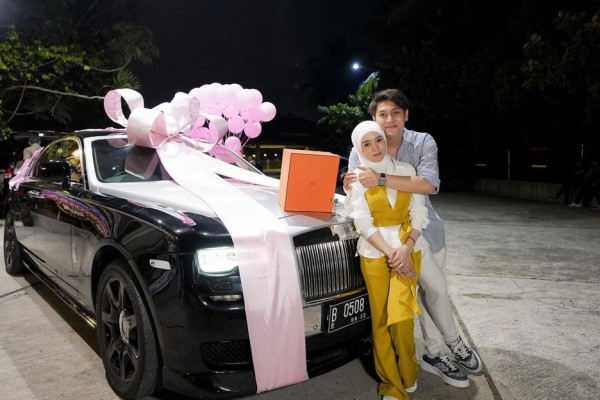 Artis Indonesia yang Pernah Mendapatkan Hadiah Mobil Mewah dari Pasangan