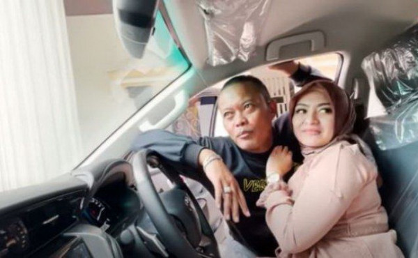 Artis Indonesia yang Pernah Mendapatkan Hadiah Mobil Mewah dari Pasangan