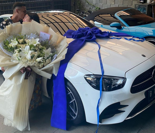 Artis Indonesia yang Pernah Mendapatkan Hadiah Mobil Mewah dari Pasangan