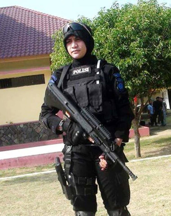 6 Seragam Polwan Berjilbab, Anggun, Cantik, dan Berwibawa