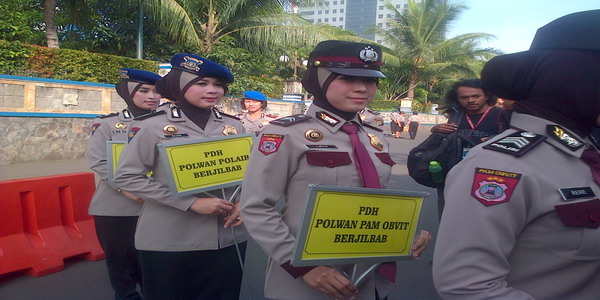 6 Seragam Polwan Berjilbab, Anggun, Cantik, dan Berwibawa