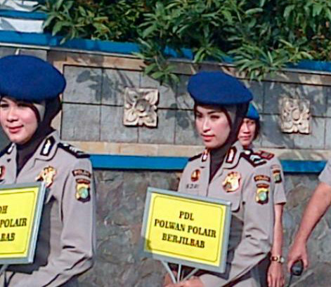 6 Seragam Polwan Berjilbab, Anggun, Cantik, dan Berwibawa