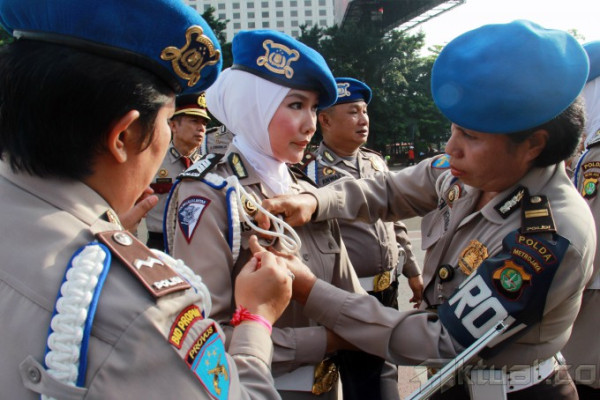 6 Seragam Polwan Berjilbab, Anggun, Cantik, dan Berwibawa