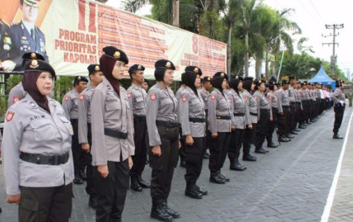 6 Seragam Polwan Berjilbab, Anggun, Cantik, dan Berwibawa