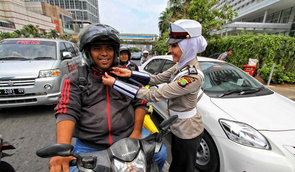 6 Seragam Polwan Berjilbab, Anggun, Cantik, dan Berwibawa