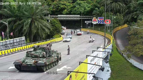 Bikin Kehebohan, Tank Tempur Ini Mogok di Tengah Jalan