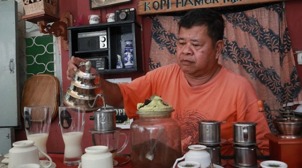 Menyambangi Kedai Kopi Pertama di Kampung Heritage Kayutangan