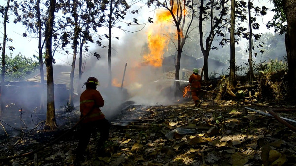 Tungku Oven Meledak, Gudang dan Bahan Triplek Senilai Rp300 Juta Ludes Terbakar