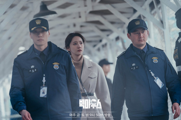 Yoona SNSD Mengobati Narapidana Berdarah Yoo Tae Joo di Big Mouth