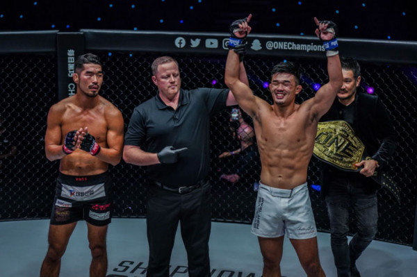 Menang TKO, Christian Lee Rebut Sabuk Juara Dunia Kelas Ringan ONE