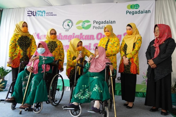 Ikatan Istri Karyawan Pegadaian (IIKP) Berikan Bantuan untuk Para Lansia
