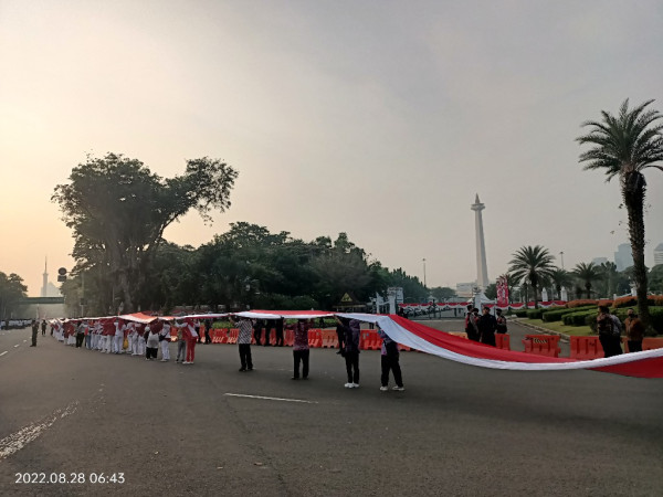 Puluhan Ribu Masyarakat Ramaikan Kirab Merah Putih di Istana Merdeka