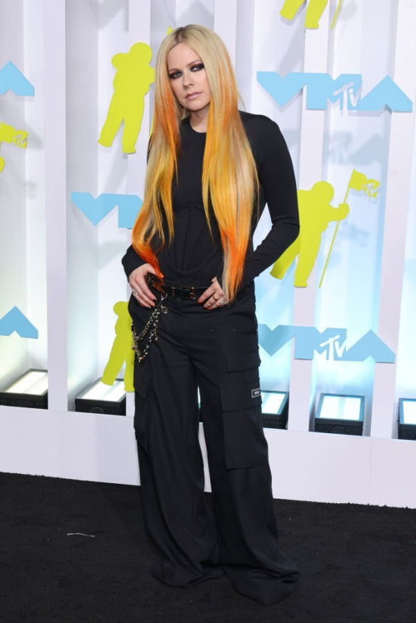 5 Busana Terburuk MTV VMA 2022, Sofia Carson Disebut Mirip Orang Depresi