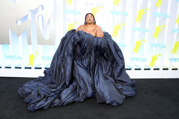 5 Busana Terbaik MTV VMA 2022, Taylor Swift Pakai Dress Berlapis Berlian