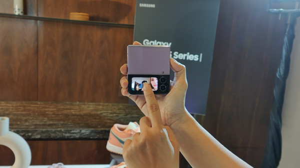 Samsung Galaxy Z Flip4 Bespoke Edition Merah Putih Hanya Ada di Indonesia