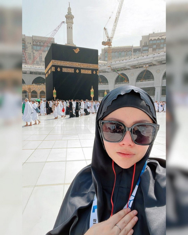 Deretan Foto Mawar AFI saat Ibadah Umrah, Penampilannya Bikin Pangling