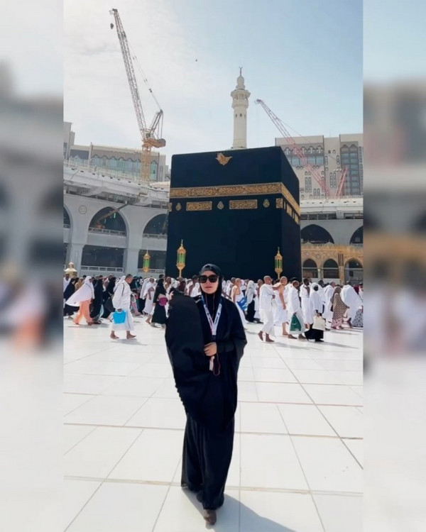 Deretan Foto Mawar AFI saat Ibadah Umrah, Penampilannya Bikin Pangling