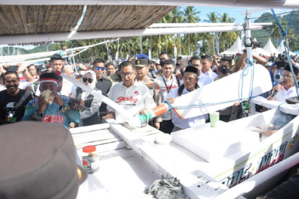 35 Perahu Sandeq Sulbar Berlayar Menuju IKN Nusantara