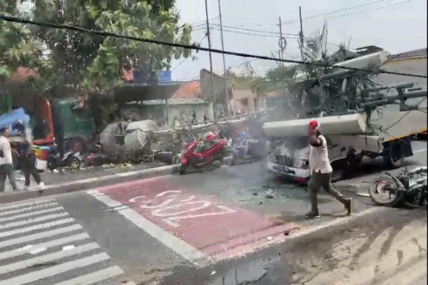 Detik-detik Kecelakaan Maut Truk Tabrak Halte dan Tiang Listrik di Sultan Agung Bekasi