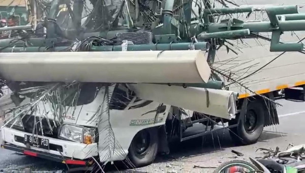 Detik-detik Kecelakaan Maut Truk Tabrak Halte dan Tiang Listrik di Sultan Agung Bekasi