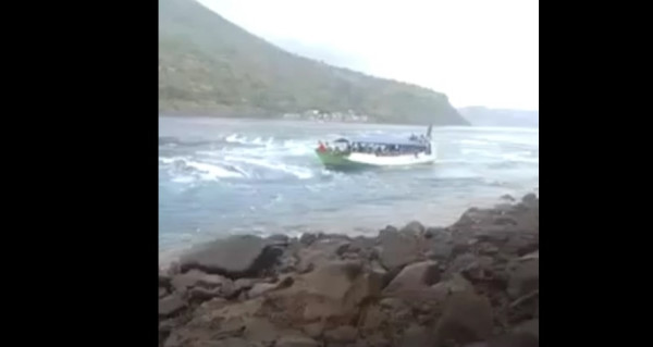 Detik-detik Perahu Motor Angkut Penumpang Nyaris Tenggelam Tersedot Pusaran Arus Deras di Alor
