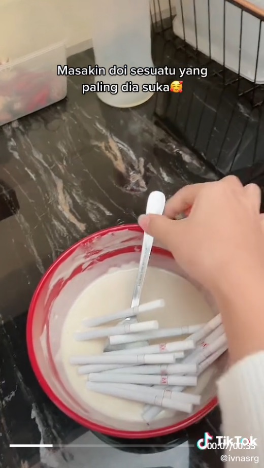 Viral! Istri Goreng Rokok Pakai Tepung, Kesal Gegara Suami Hobi Merokok