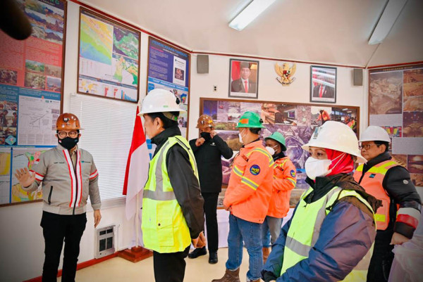 Potret Jokowi dan Iriana Lihat Tambang Freeport di Ketinggian 4.285 Meter MDPL
