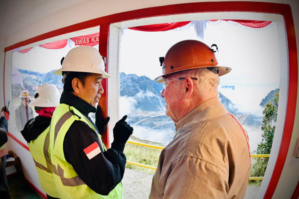 Potret Jokowi dan Iriana Lihat Tambang Freeport di Ketinggian 4.285 Meter MDPL