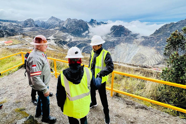 Potret Jokowi dan Iriana Lihat Tambang Freeport di Ketinggian 4.285 Meter MDPL